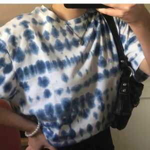 Tie dye t-shirt - !!DE TVÅ FÖRSTA BILDERNA ÄR LÅNADE!! Säljer denna sjukt coola oversize tie dye tröjan från hm man. Den är som en stor vanlig M. Sparsamt använd och köparen står för frakten men kan även mötas upp. Buda i kommentarerna!🥰 Högsta bud just nu 65kr