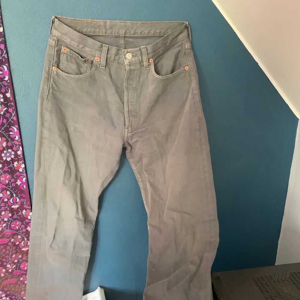 Mina väl använda levis jeans i mått W: 32 L: 30! 💞 supersnygga men jag säljer dem då de inte är till så mycket användning längre. Frakt ingår inte, skriv till mig om du vill diskutera priset🤩. Jeans & Byxor.