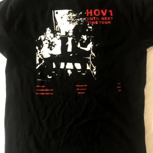 HOV1 turnétröja  - Aldrig använt då jag slutade lyssna på hov1 efter jag köpt den. Köptes på konserten i malmö 2018 för ca 450kr. Otroligt fint skick, tryck samt den broderade kronan är intakta. 