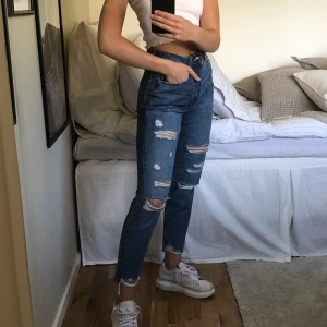 Slitna Jeans  - snygga jeans med hål 🤍 använda fåtal gånger. frakt på 79 kronor tillkommer. 