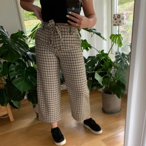 Mönstrade byxor  - Byxor från H&M i storlek S! Super bekväma och trendiga, sparsamt använda. 