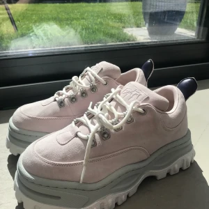 EYTYS - helt oanvända rosa sneakers från eytys