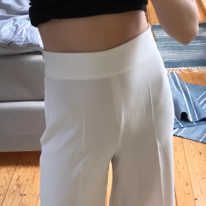 Vita byxor - Sköna väldigt fina vita byxor ifrån Zara. Säljer pga har fler liknande:)