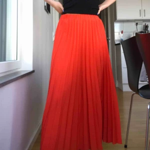 - En så himla härlig och somrig lång plisserad kjol från Nakd😇 en underbar färg som verkligen gör att man ser brun ut samt en otroligt fin passform!😍 frakt tillkommer!