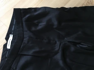 Carin wester kostymbyxor  - Helt nya & oanvänd kostymbyxor som är bootcut från Carin wester. Satin material. 