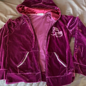 Kofta i sammet  - Jättesöt kofta med super fina detaljer. Använd få gånger. 