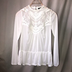 FIIN - Härlig sommarblus, vit genomskinlig med brodyr! Köpt secondhand men u finfint skick! Skriv om du undrar något! 💙⭐️