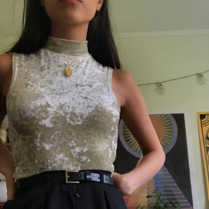  topp i krossad imitationssammet  - superfin ärmlös topp med halvpolo. grön-vit-ish krossad immitationssammet.  