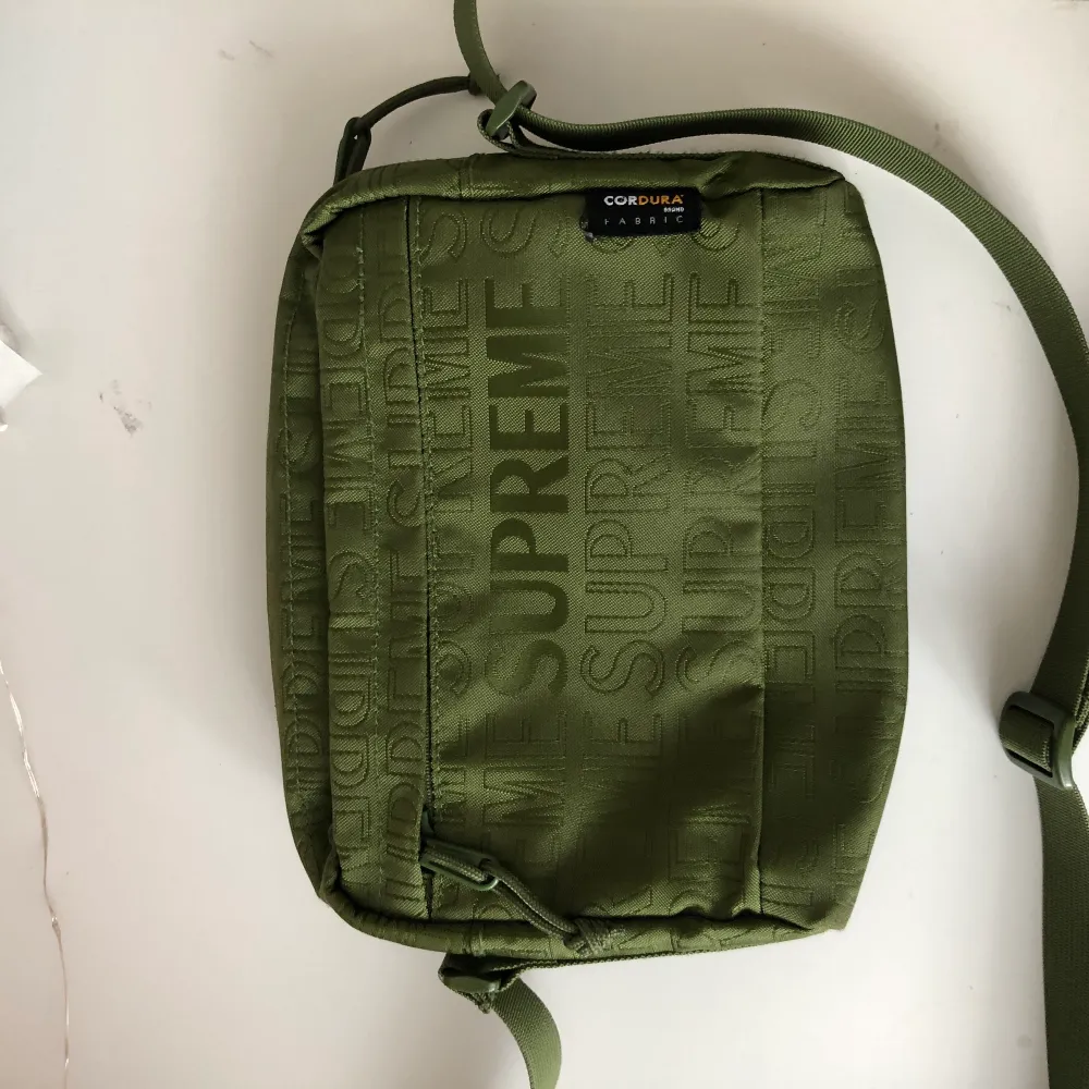 Grön väska köpt på supreme butiken i London 💕💕 nyskick . Väskor.