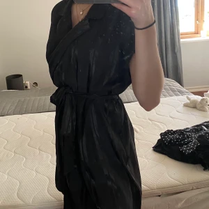 Oanvänd klänning från monki - Helt oanvänd klänning från Monki, prislappen sitter kvar. Nypris är 250kr