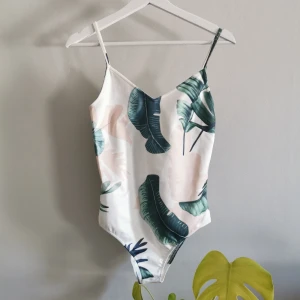 Body från Chiquelle - Body från Chiquelle i blankt tyg. I princip oanvänd. Köparen står för frakt. 