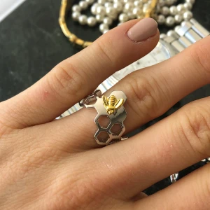 Ring - Honeycomb - Supergullig ring med honeycomb-imitation. Den är justerbar samt i sterlingsilver 925. Frakt ingår ❤️ Har bara ett fåtal, så först till kvarn! Finns fler bilder om så önskas! 