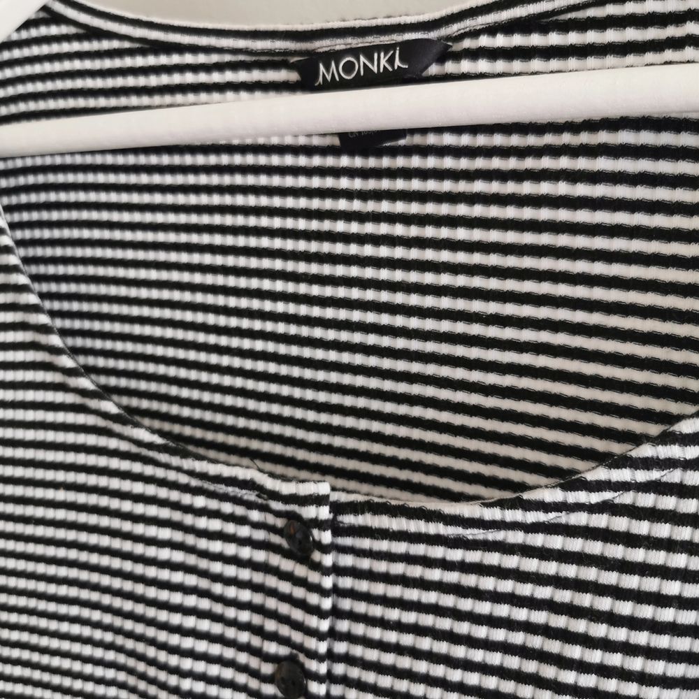Söt tshirt med knappar från Monki. Köparen står för frakt. . T-shirts.