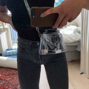 - Söt genomskinlig crossbody väska från Urban Outfitters. Nypris 499 kr. 🤍