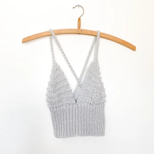 Handmade croptop - Handgjord croppad top i stickning. FANTASTISK, men kag använder den aldrig! 