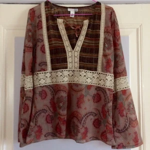  - 🔛Supersnygg topp/blus till sommaren!🔝  • Storlek: Small • Märke: H&M  • Material: 100% polyester  • Skick: Knappt använd, mycket fint skick • Övrigt: Inga skavanker alls • Frakt: 26kr 