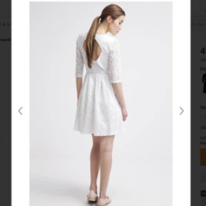  - Vit klänning från Mint and berry köpt på Zalando. Använd en gång för studenten, prima kvalité  Original pris 800kr