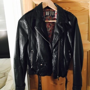 Skinnjacka Jofama - Skinnjacka, Jofama by Kenza nr 3, jättefint skick. Köpt för 3500 kr. Passar XS-S.