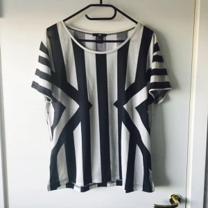  - T-shirt från H&M som aldrig kom till användning. Frakt 45kr. 