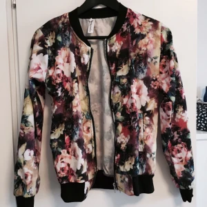  - Kofta/Jacka med blommor 