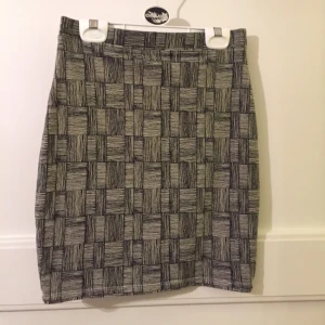  - Mönstrad tubkjol med hög midja. Från Monki, aldrig använd och i perfekt skick!