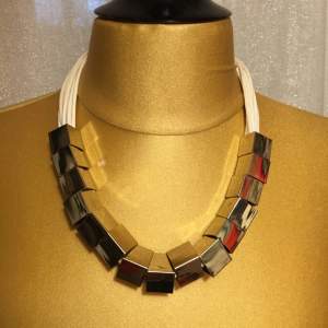 Halsband från Topshop i fint skick, kan skickas om köparen står för porto eller mötas upp i Solna 