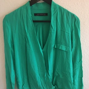  - Använd 1 gång. Blus från Zara i läcker färg. Kort framtill i modellen. 