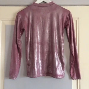  - 🍧Skimrande polotopp från 90talet🍧

• Storlek: XS/S 
• Märke: Okänt
• Material: Okänt, spandex & polyester?
• Skick: Använd men fortfarande fin
• Övrigt: Bortskavt glitter på sina ställen
• Frakt: 24kr
