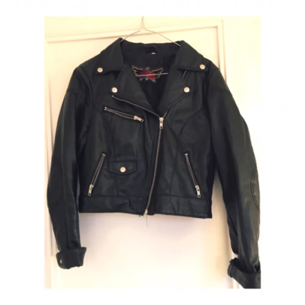 Charming vintage fake leather jacket. 100% animal friendly. Perfect for spring and summer ✌🏼️. Jackor.