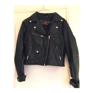  - Charming vintage fake leather jacket. 100% animal friendly. Perfect for spring and summer ✌🏼️