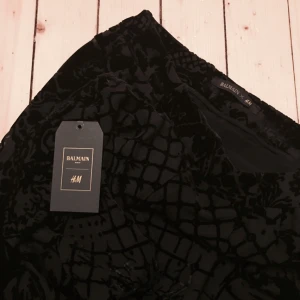  - Byxor från HM x Balmain, för långa för mig så använda bara ett par gånger👩🏽👩🏼 ink. Frakt
