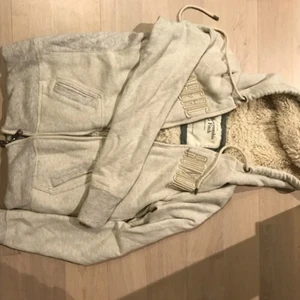  - Abercrombie & Fitch hoodie