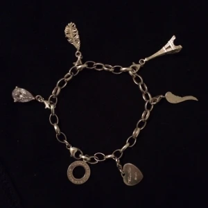  - Säljer mitt Thomas Sabo armband med 6 berlocker på ett värde över 1500:- 
Har fler närbilder som jag kan skicka! Bara at ställa frågor om ni har några😊