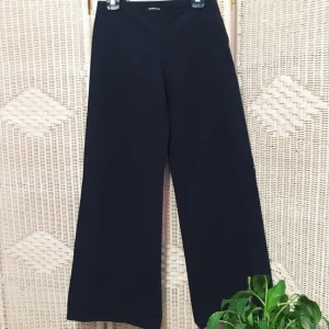  - High waisted svarta byxor med breda ben !!! Supersnygga OCH bekväma, följer verkligen ens form. De är kostymmaterial med dragkedja på sidan och väldigt clean helt enkelt 🔥  FRI FRAKT 💌   ❗FÖREDRAR SWISH ❗