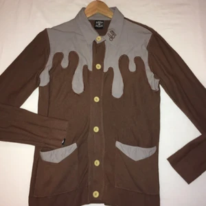  - Superskön varm skjorta från Drop Dead! Minimal fläck på högra bröstet, blank rygg. 