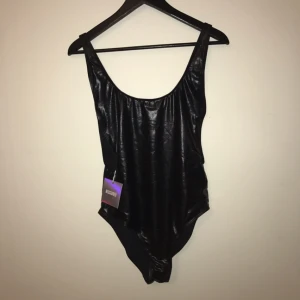  - Body/baddräkt i svart wetlook från Missguided, helt ny🕶 inklusive frakt