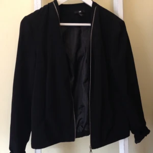  - Bomber jacka kort ifrån H&M. I bra skick, strlk 36. 