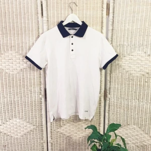  - Riktigt najs svart/vit pikétröja av märket D. BRAND🔥 Knappt använd av pojken min. Passar både flickor som pojkar som vi visar på bilderna ✳️  ❗️Föredrar swish ❗️ FRI FRAKT💌