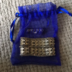  - Armband från Jimmy Choo för HM! Fästes fast via magneter :) 
