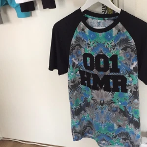  - Humör t-shirt, stor i storleken Betalning via swish 