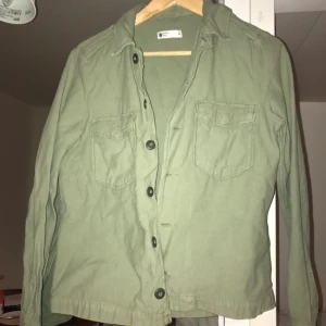  - Grön skjortjacka