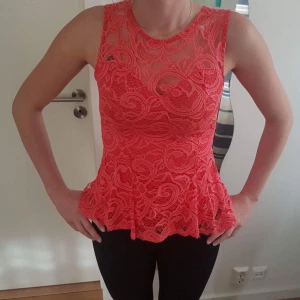  - En rosa spets topp/ blus i ett väldigt bra skick. Använd bara en gång.