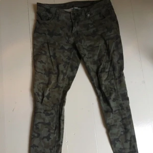  - Byxor med camo-mönster. Väldigt gott skick, sällan använda! 