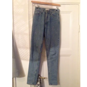  - Jättefina "mom jeans" från American Apparel. Har klippt upp dom längst ner så det går att vika dom snyggare. De är i jättefint skick och säljer dom endast för att de är för små för mig