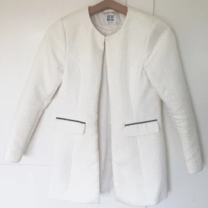  - Min fd favoritkappa skall nu säljas pga garderobsrensning på sådant som inte används så mycket längre. Rak, något utställd modell och ganska varm (lagom nu och förmodligen någon månad framöver). Inköpt våren 2015 på vero Moda för 599:-