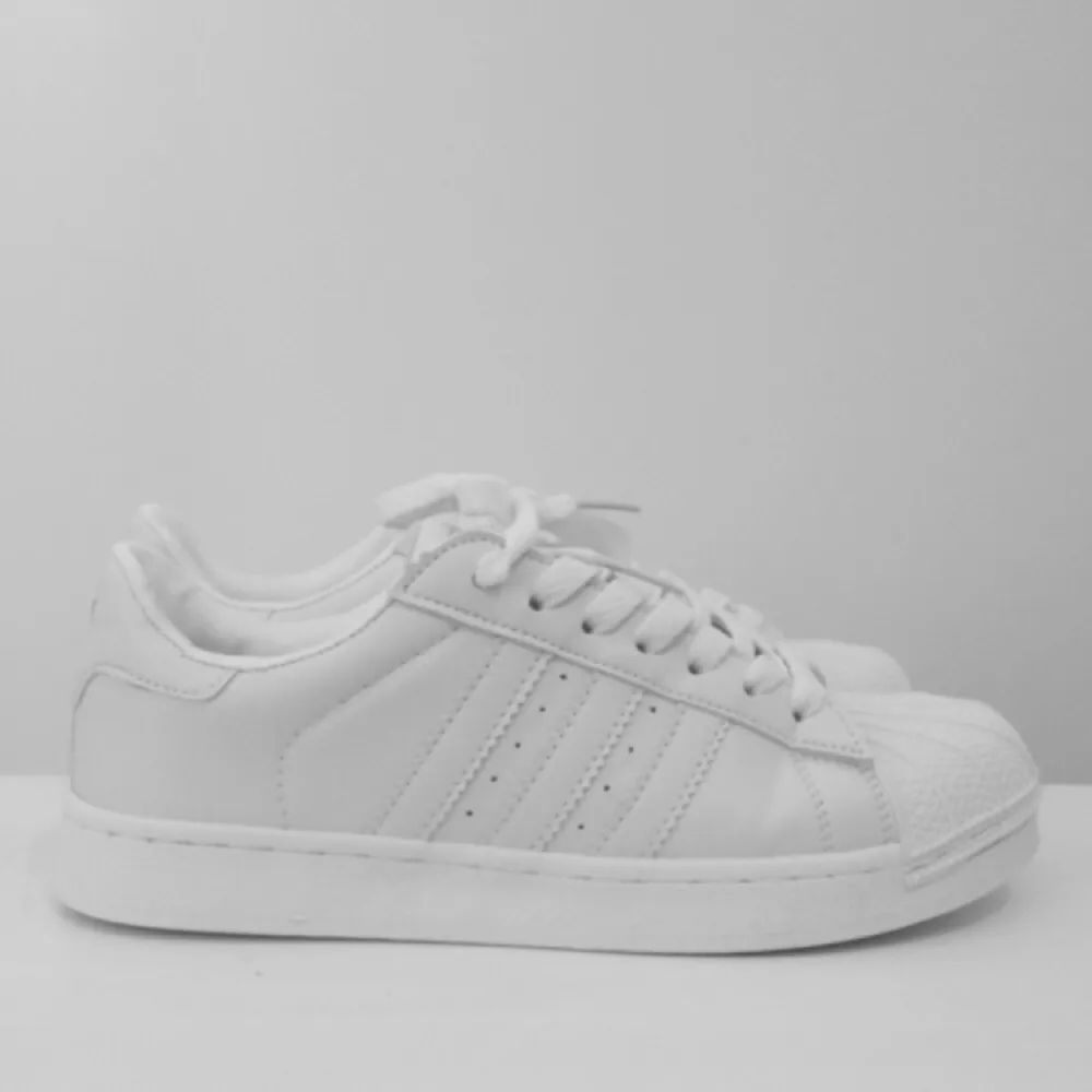 Adidas Superstar Originals storlek 36, passar också en med storlek 35. Fick i present men lite för små för mig som har storlek 36,5-37 i vanliga fall. Använda endast fåtal gånger, som nya!  Kan mötas centralt i Stockholm alternativt skicka om köparen står för frakt. Swish/konto/paypal/kontant. . Skor.