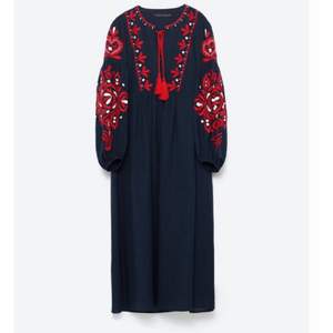 Mörkblå boho-klänning med brodyrer i nyskick. Fin bomullskvalitet. Nypris 700kr