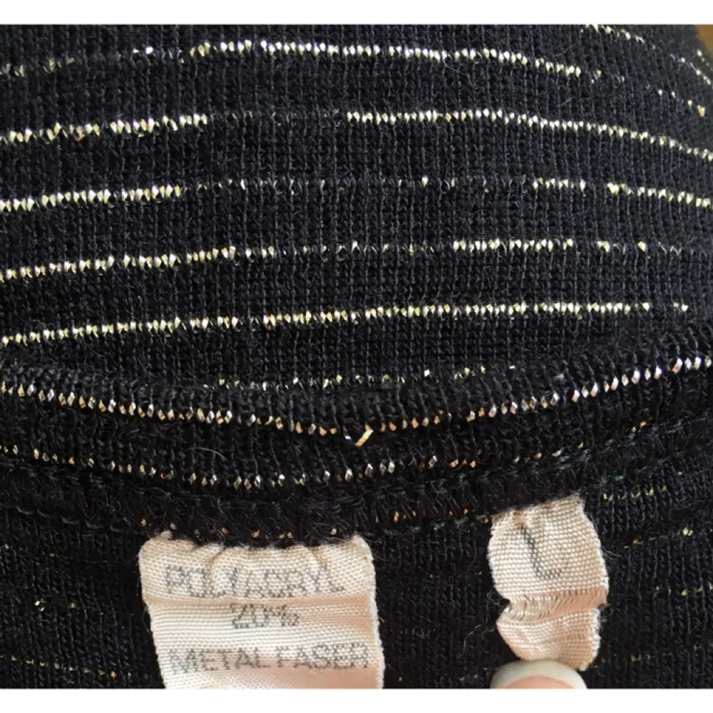 Välsittande tröja med guldränder i lurex.

Märke: Saknas (Vintage)
Storlek: M/L
Skick: Mycket gott. Sparsamt använd.

Pris: 100 kronor

Frakt: Betalas av köparen.. Stickat.