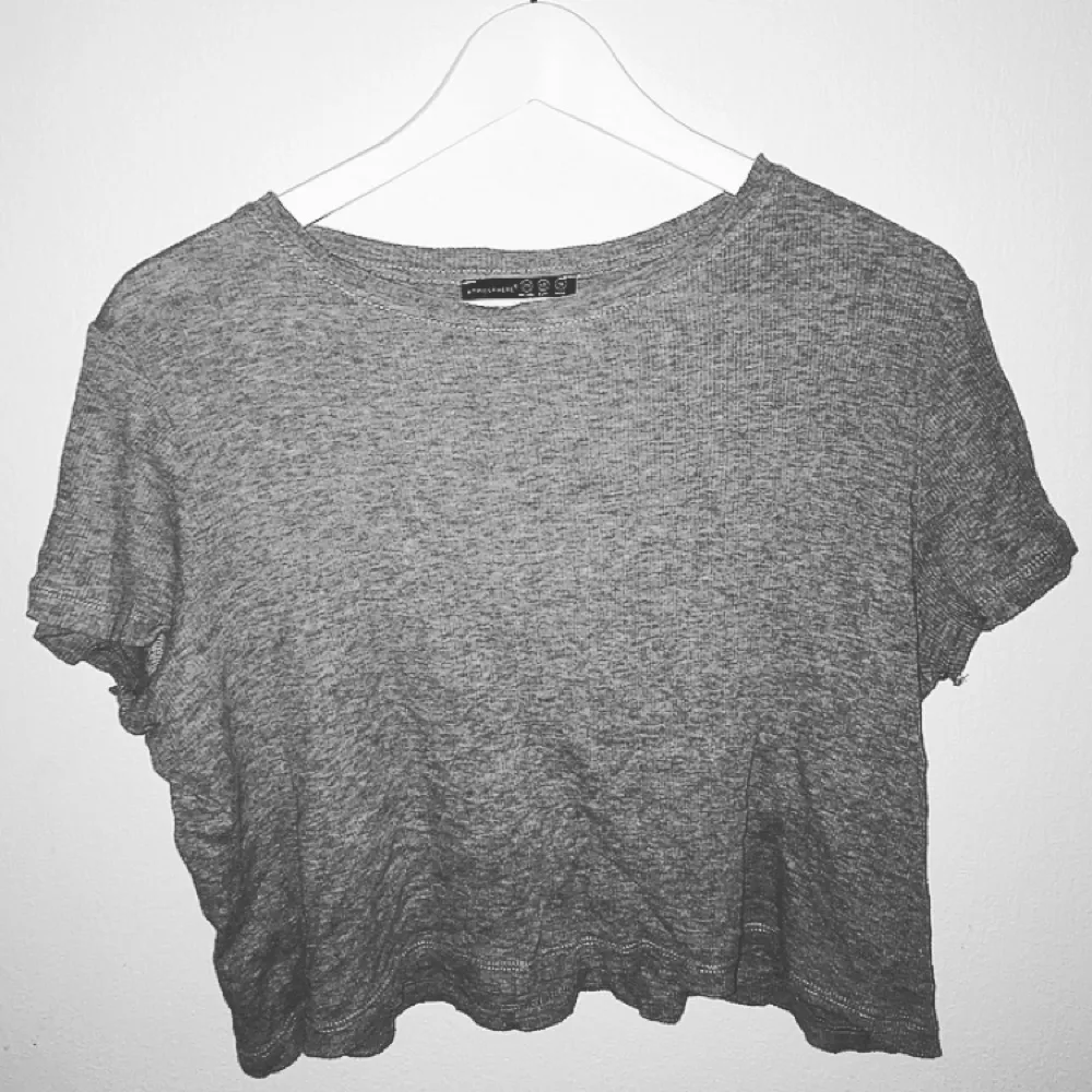 SKÖN ribbad t-shirt i världens skönaste mjukaste material! Köpte den precis på plick själv men den var tyvärr för stor för mig.
🌹🌹. T-shirts.