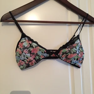  - Söt blommig bralette från Gina Tricot i storlek M, kuporna är ganska små så den skulle kunna passa en S också. 
Tvättad en gång annars oanvänd, i bra skick! 

Kan hämtas på Kungsholmen i Stockholm eller skickas